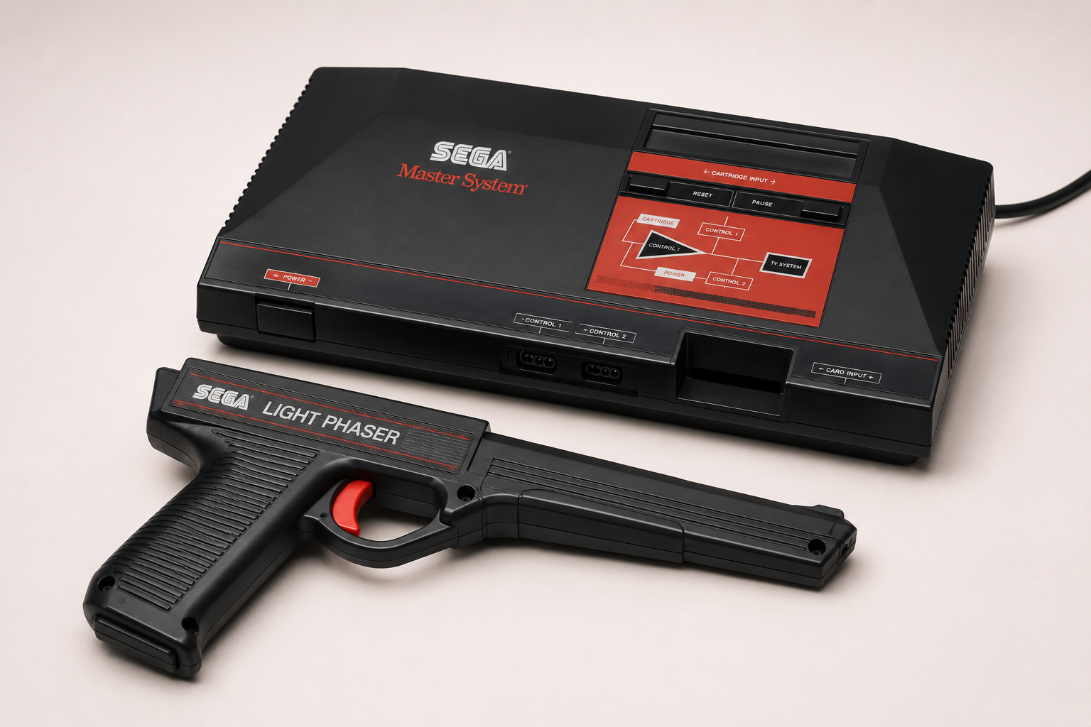 Pistolet optique Light Phaser posé à côté d'une Master System